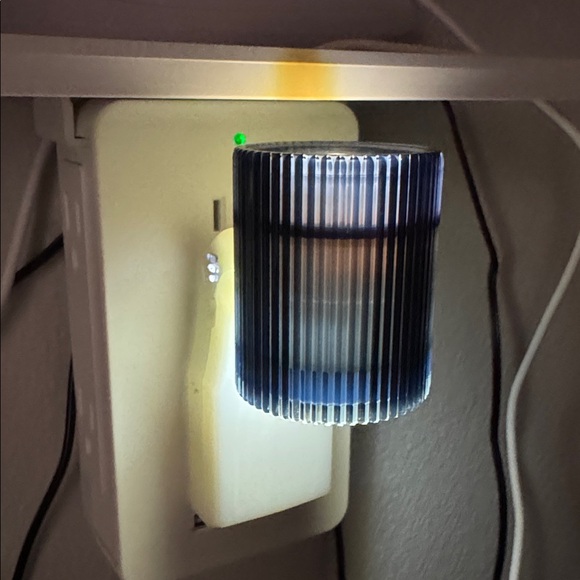 Bath & Body Works Wallflowers Fragrance Plug – Ribbed Blue Glass Design - Picture 8 of 8